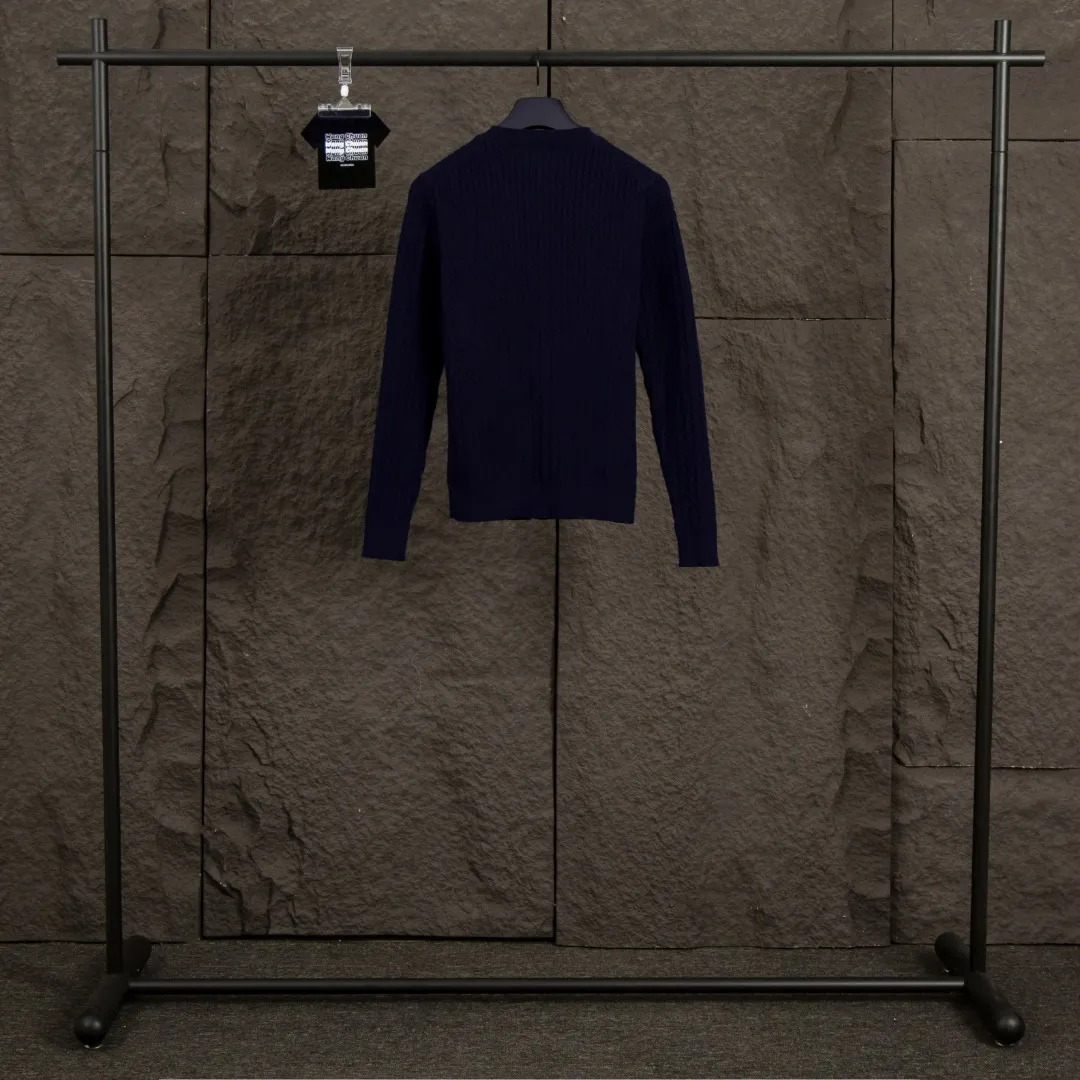 P196 Actual photo [Evergreen for all seasons] Style number: 25123# Color: black/navy blue/almond/white Size: S-XL - Ralph Lauren/Ralph Lauren 2025FW Zhao Lusi's same solid color logo knitted versatile fine twist knitted buttoned long-sleeved cardigan - RL's classic fine twist cardigan 21S quality cotton yarn A cardigan that can be worn in all seasons Can be matched inside or outside Simple and clean basic color matching The upper body is clean and flawless. The comfort brought by imported cotton yarn is soft. An item that cannot be rejected.